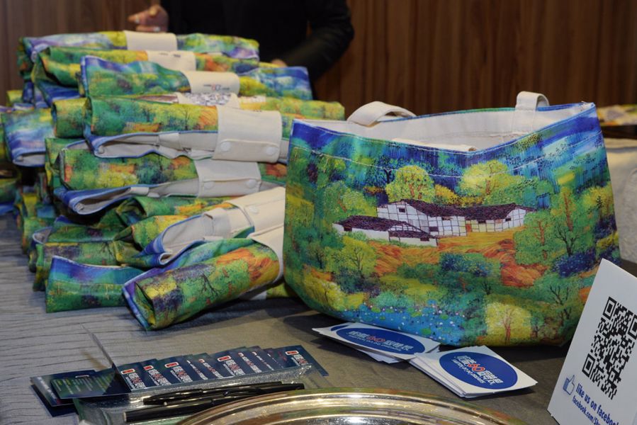 Shun Hing Group produced a meaningful souvenir for attending guests by utilizing the painting of a disabled artist Mr Ko Nam to make canvas bags.